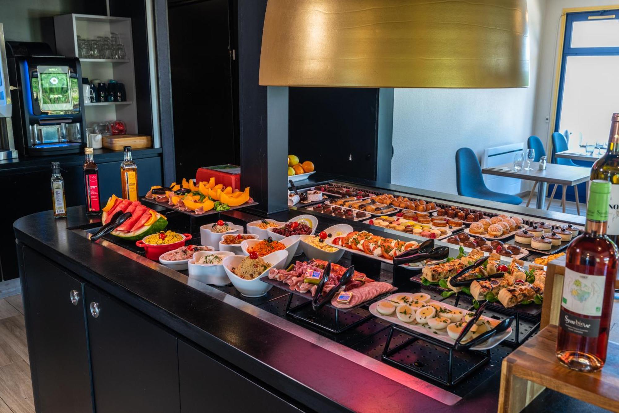 Buffet du petit-déjeuner avec viennoiseries, pains, confitures et laitages